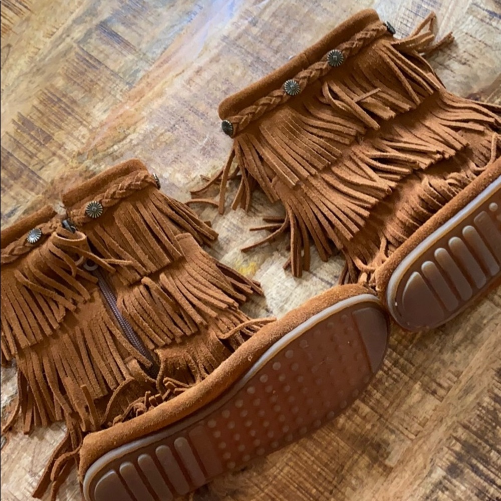 Girls size 4 Minnetonka 3 layer Fringe
